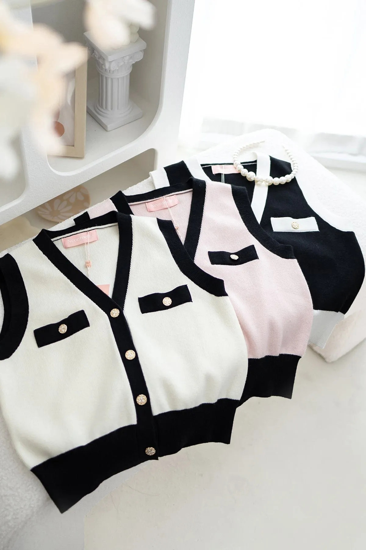 CHARM CONTRAST KNIT TOP IN BLACK