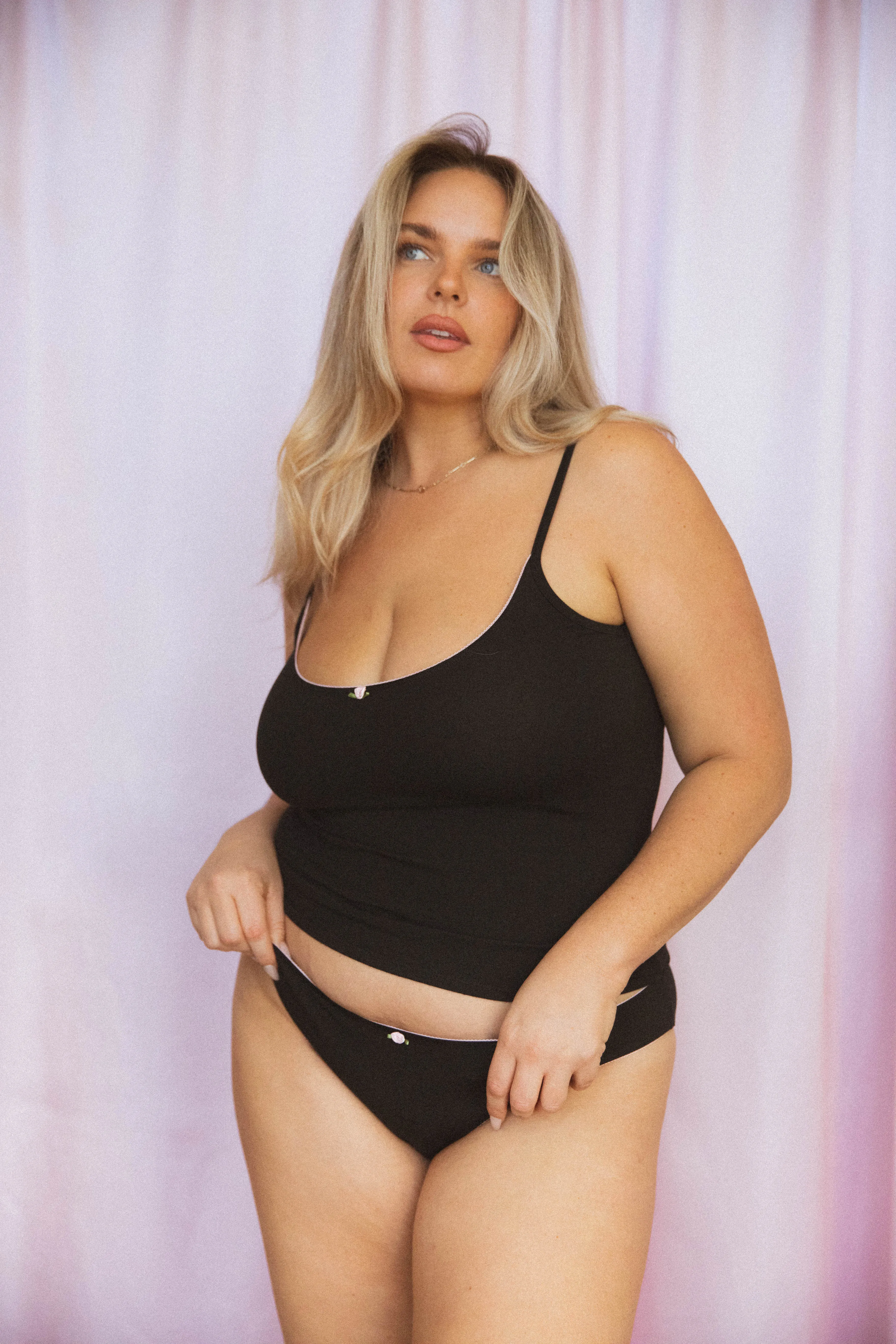 LOW RISE UNDERWEAR IN ONYX/BABY PINK