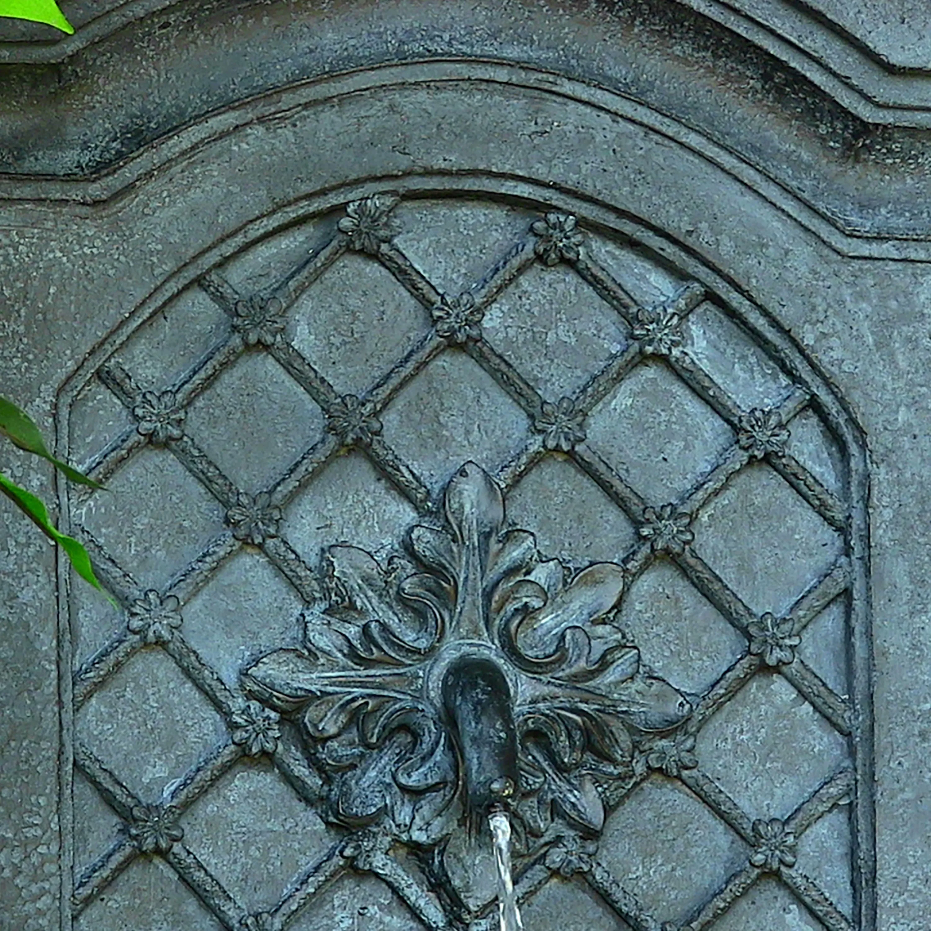 Sunnydaze Rosette Leaf Outdoor Wall Fountain