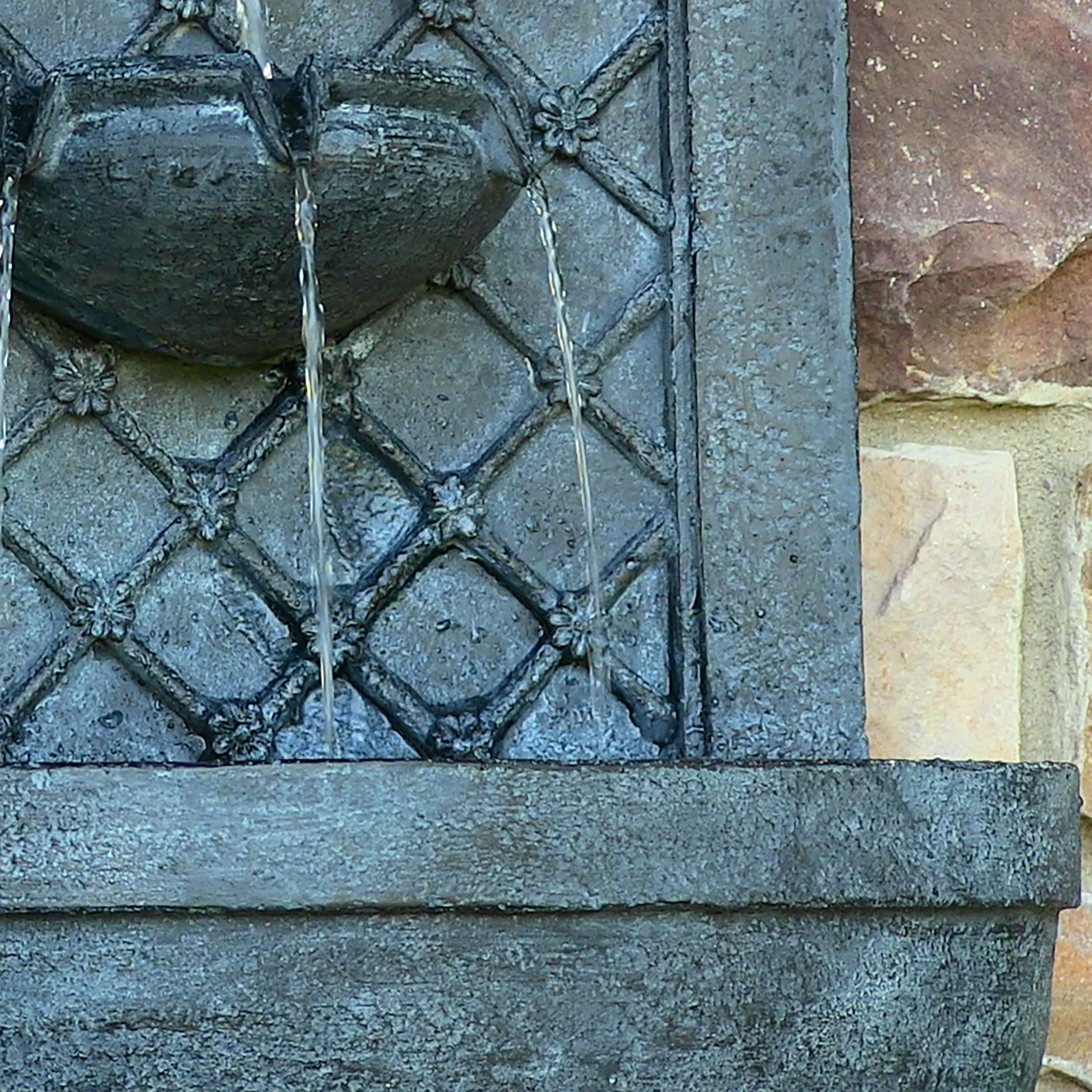 Sunnydaze Rosette Leaf Outdoor Wall Fountain